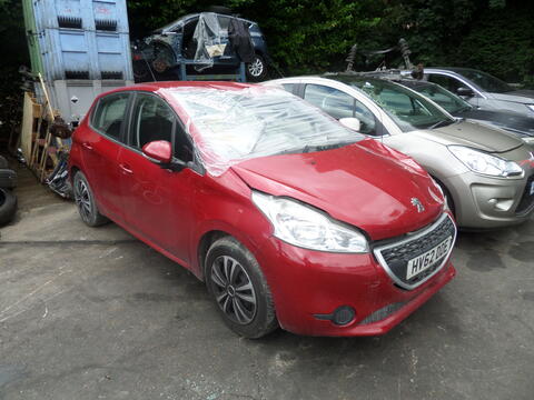 Breaking Peugeot 208 for spares #1